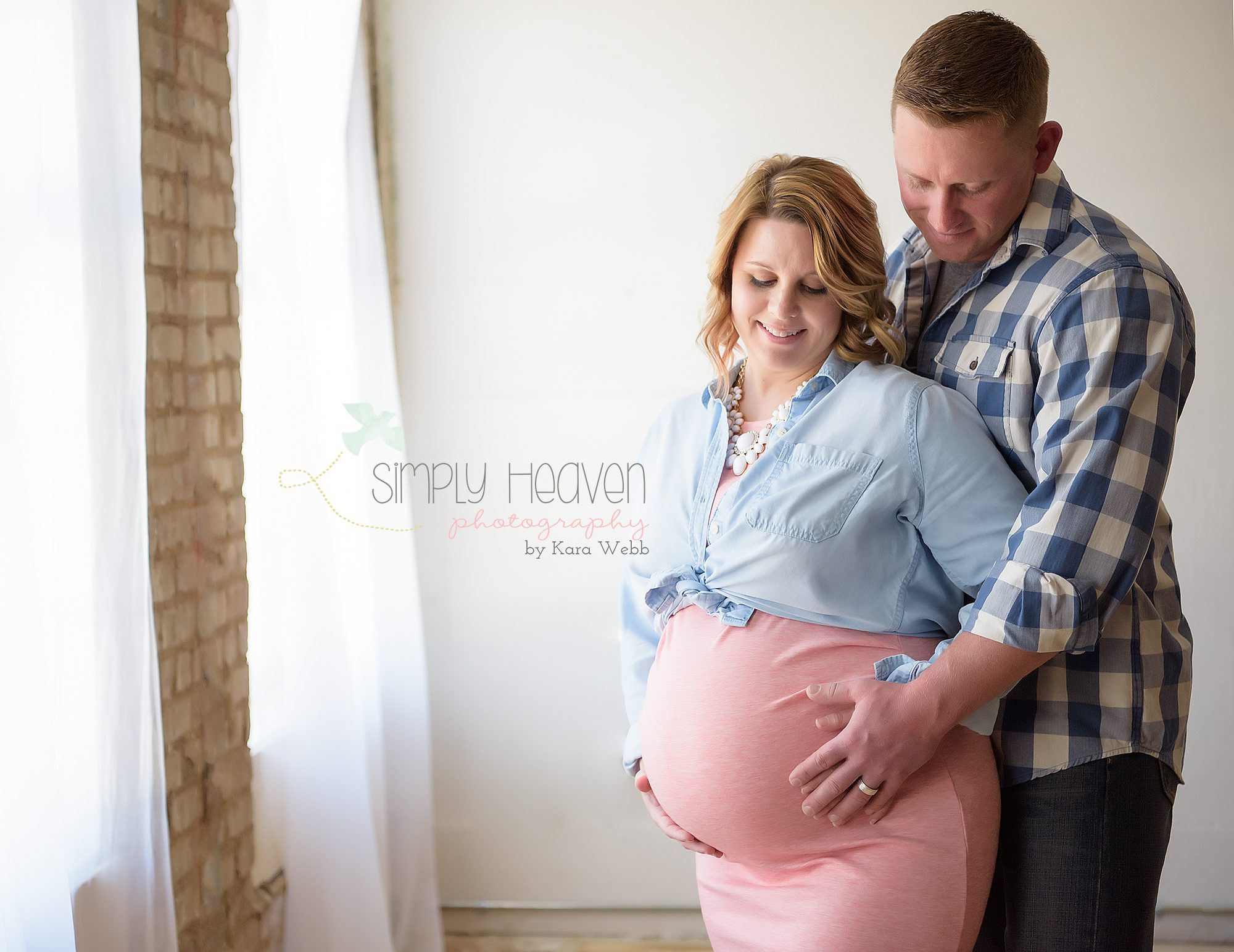 dad holding mom during pregnancy pictures