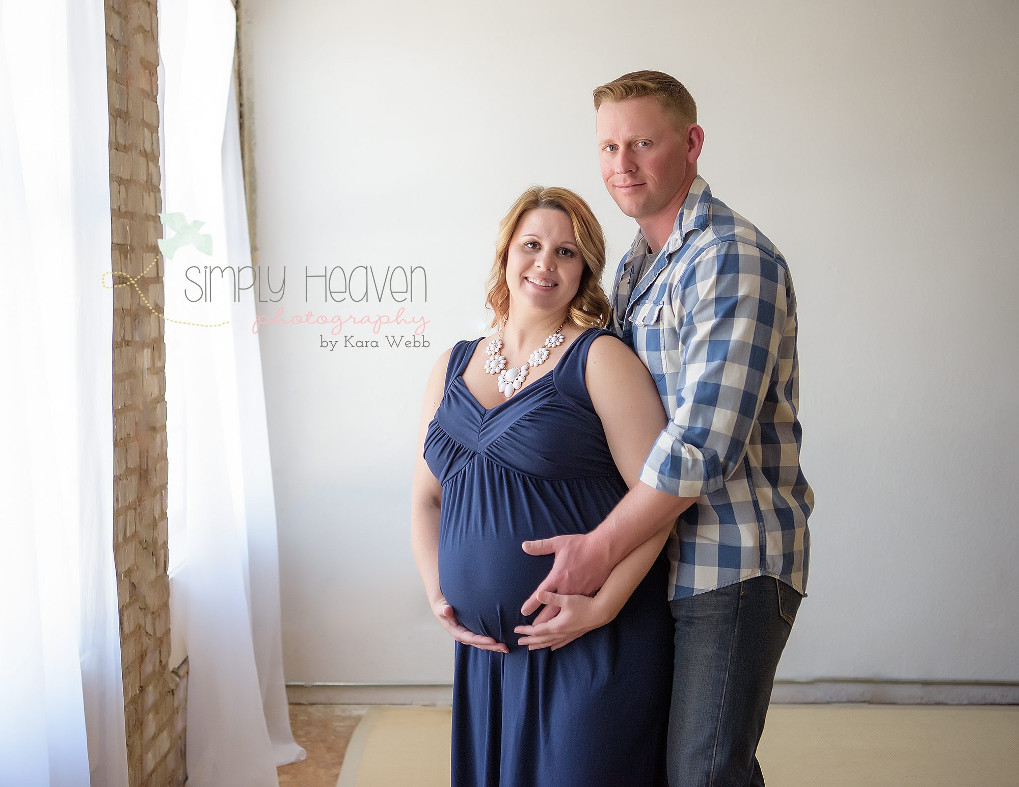 husband holding wife during pregnancy pictures